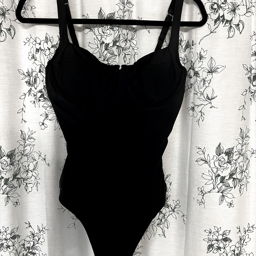 Cupshe bathing suit. Brand new never worn. Has shaping. Will suck you in!